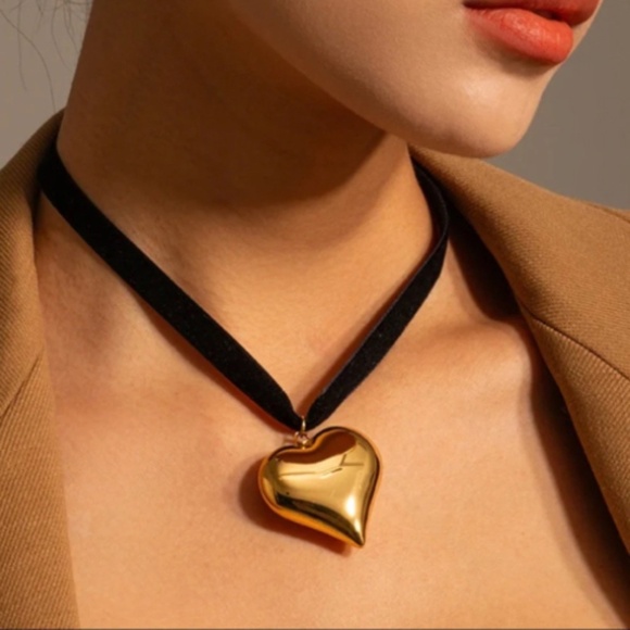 *NEW* 18K Gold Plated Stainless Steel Large Heart Choker Necklace (GOLD) - Picture 3 of 9